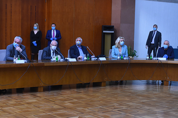 Чланови кризног штаба остали сами: Новинарска питања у 15 часова од данас онлине